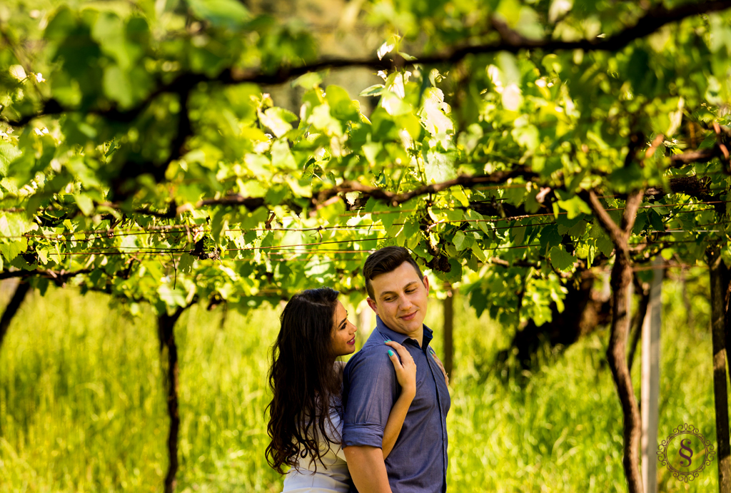 noivos abraçados na parreira de uva