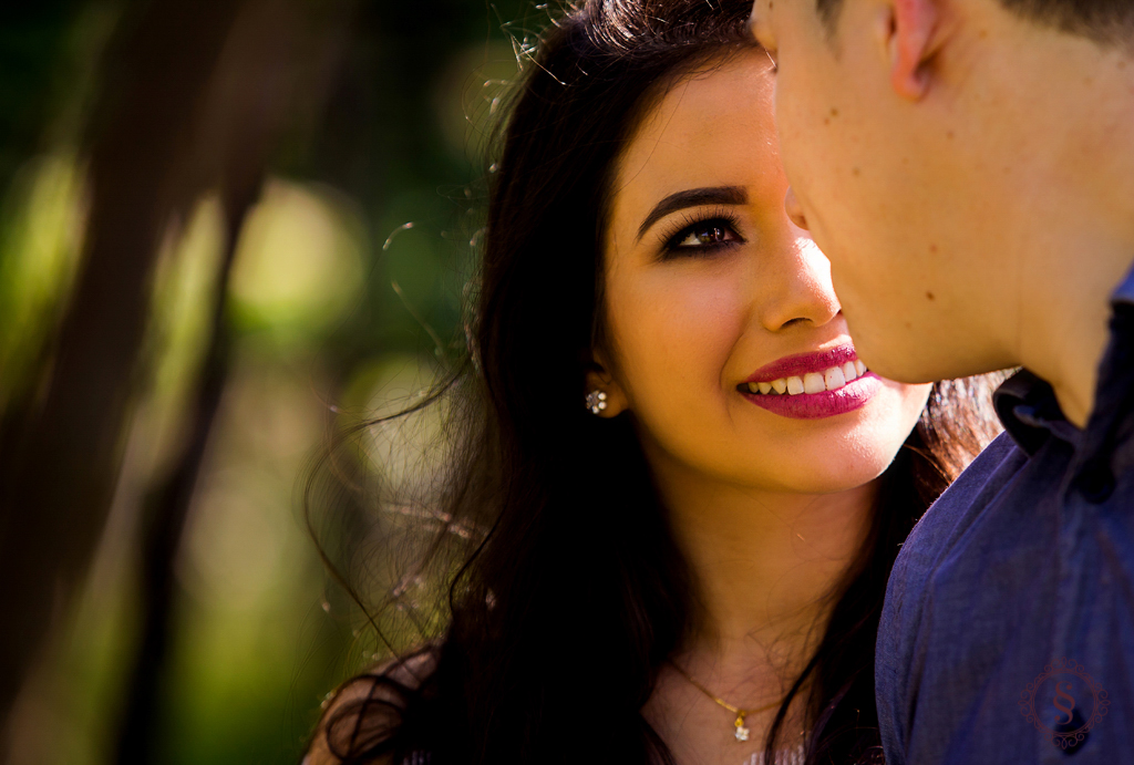 noivos abraçados na parreira de uva