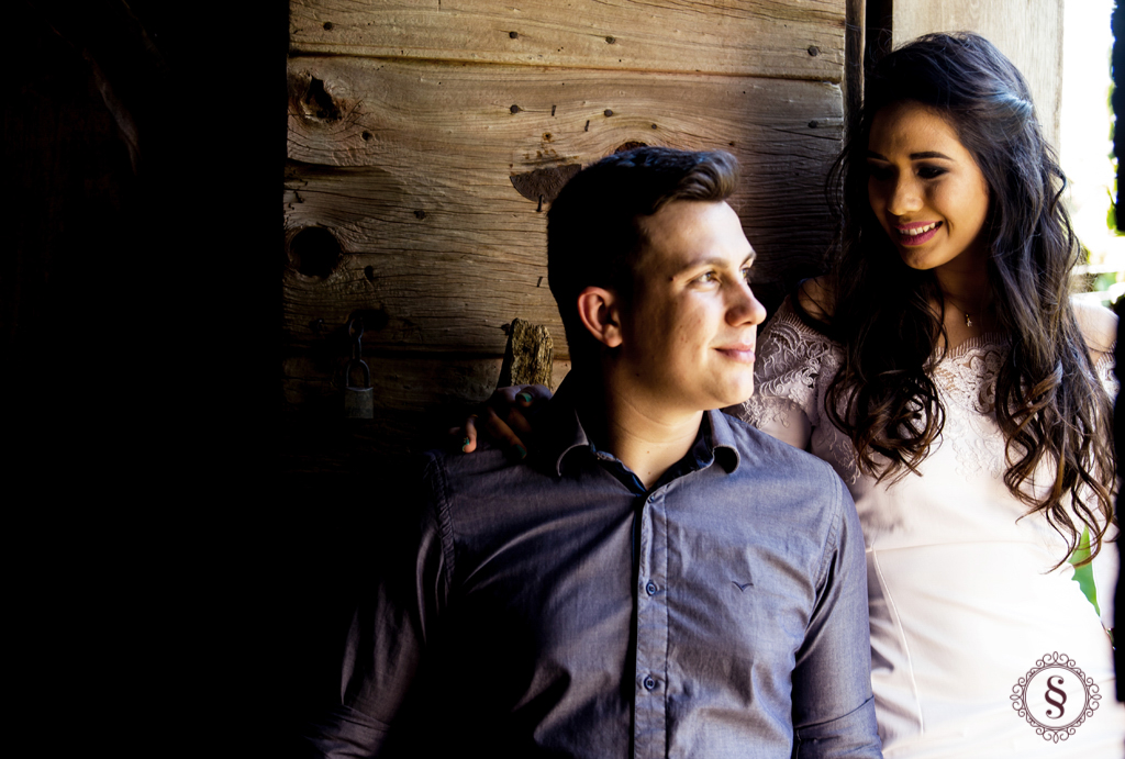 noivos abraçados em casa antiga