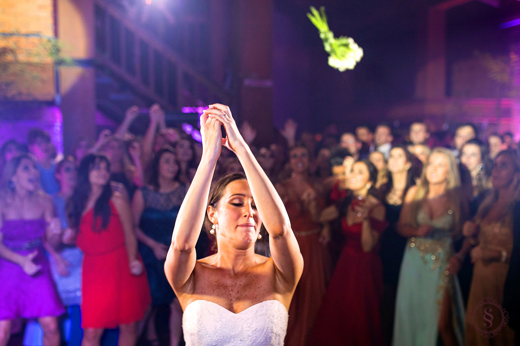 noiva carmen joga buquet na festa em porto alegra rs