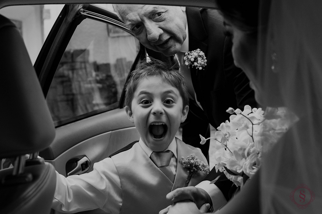 pajem vê a noiva no carro