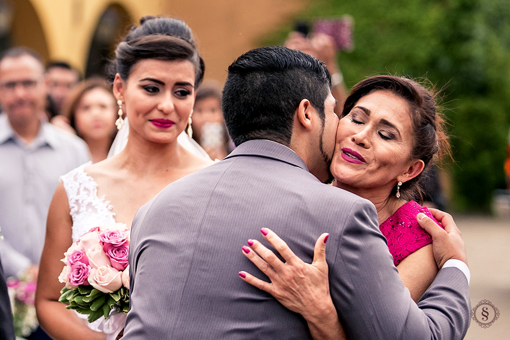 noivo jonatas recebe a noiva carol no altar
