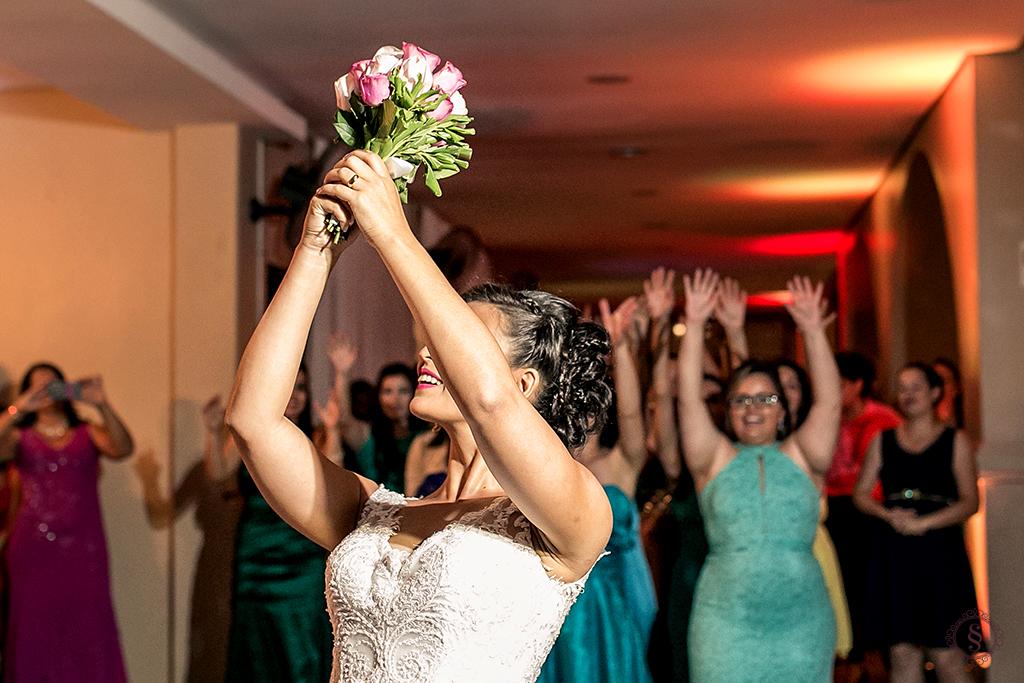 noiva carol joga o buquet