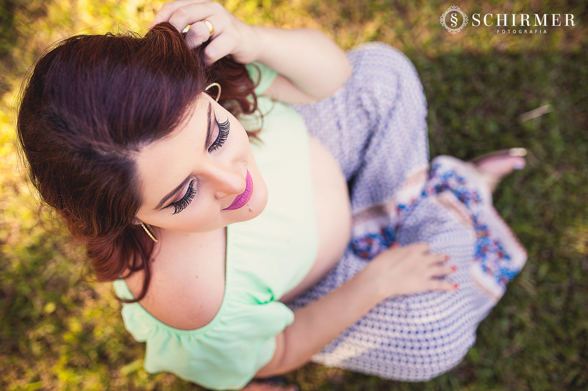 raquel sentada na grama