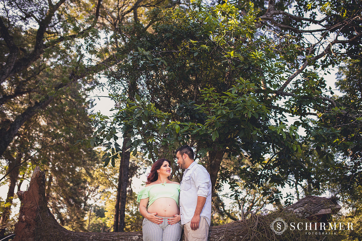 ensaio de gestante ao ar livre abraçados