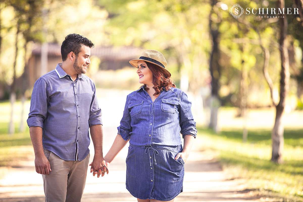 ensaio de gestante ao ar livre de mãos dadas