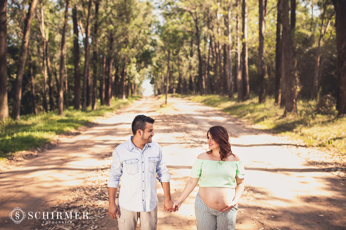 raquel e eliezer de mão dadas no caminho