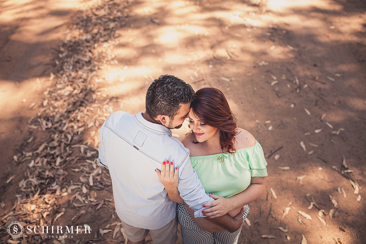 raquel e eliezer em estrada de chão
