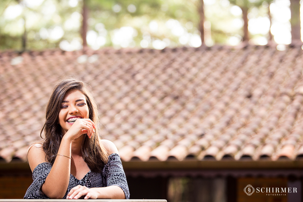 Ensaio feminino ao ar livre telhado canela gramado book 15 anos verde campo serra