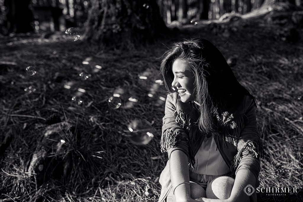 Ensaio feminino ao ar livre canela gramado book 15 anos verde campo serra bolhas de sabão felicidade