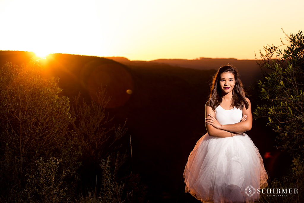 Ensaio feminino ao ar livre canela gramado book 15 anos verde campo serra bailarina por do sol dança ballet