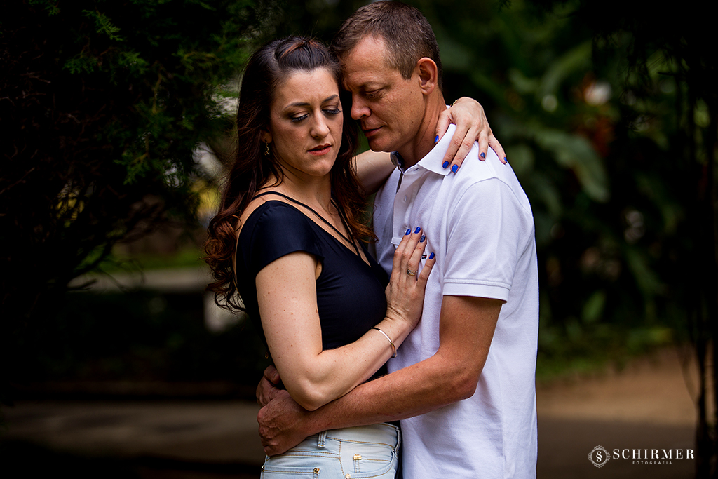casal abraçado  porto alegre rs schirmer fotografia