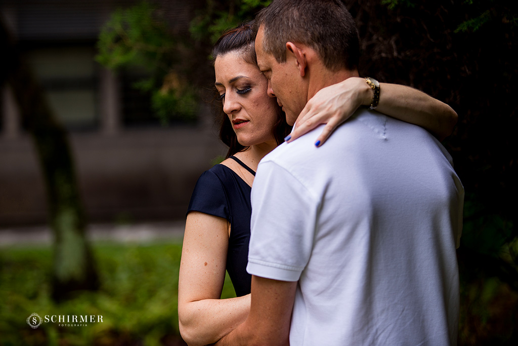 casal abraçado  porto alegre rs schirmer fotografia