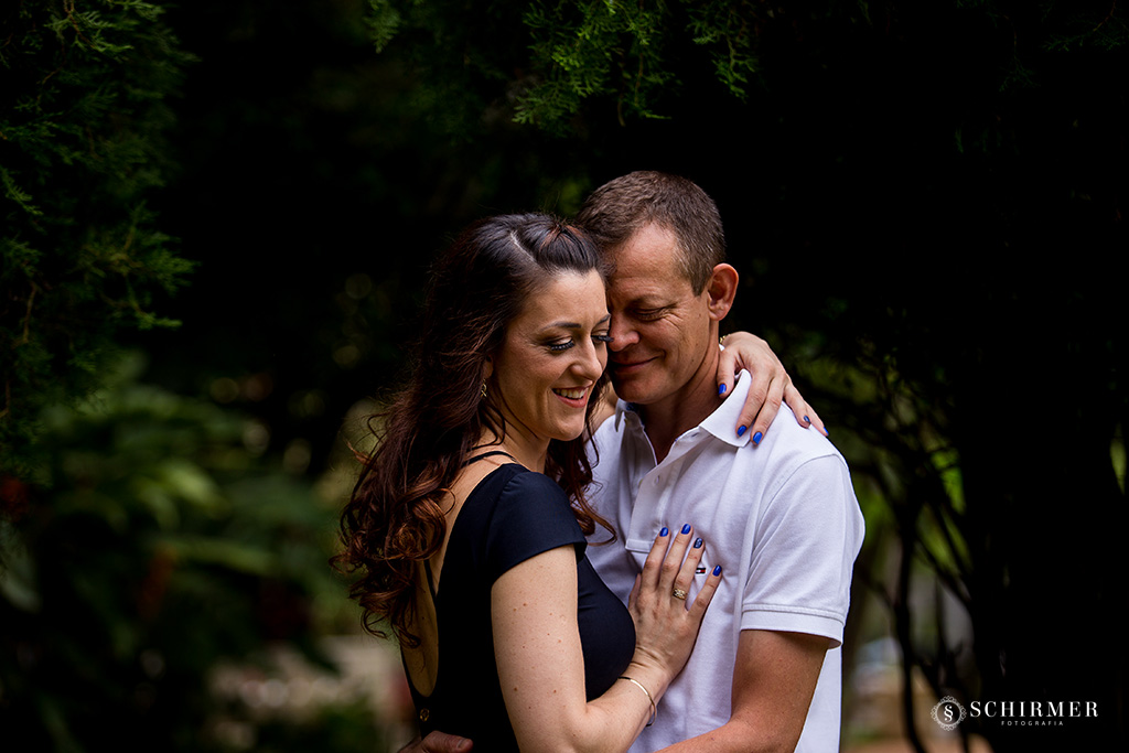 casal abraçado  porto alegre rs schirmer fotografia
