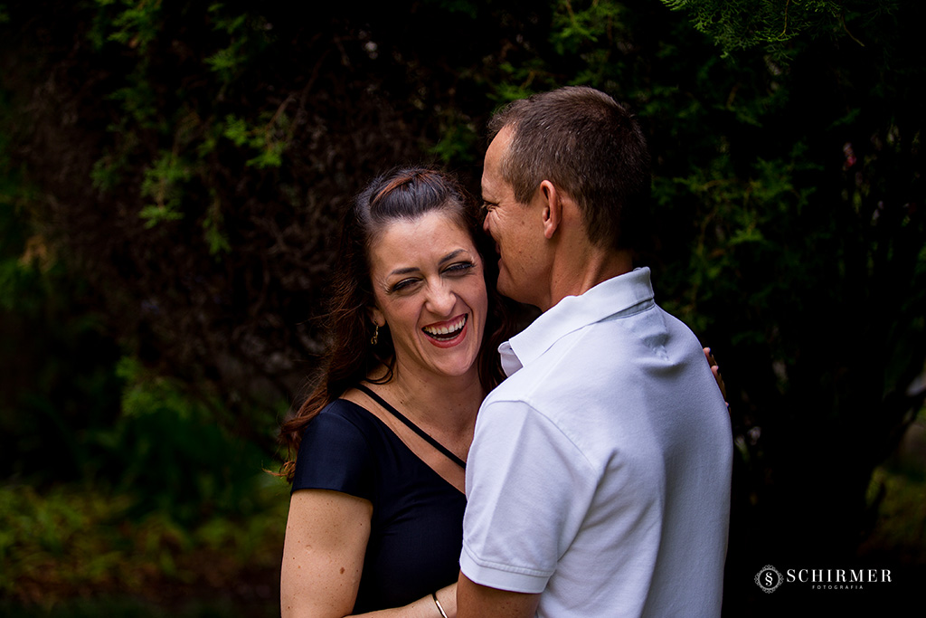 casal abraçado sorrindo  porto alegre rs schirmer fotografia