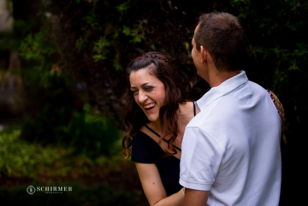 casal abraçado sorrindo  porto alegre rs schirmer fotografia