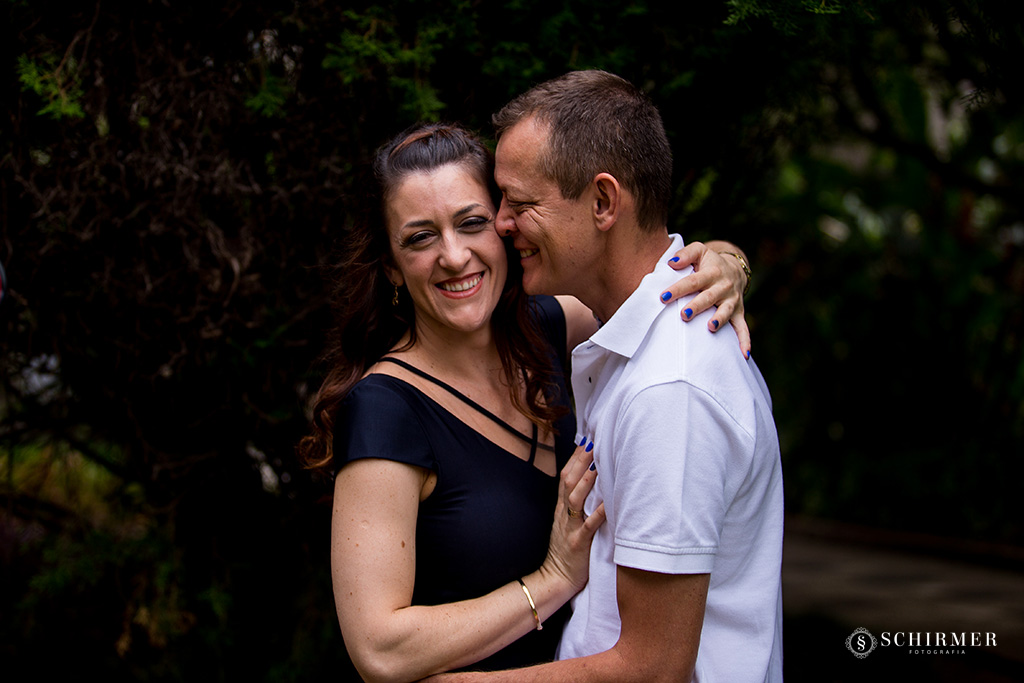 casal abraçado sorrindo  porto alegre rs schirmer fotografia