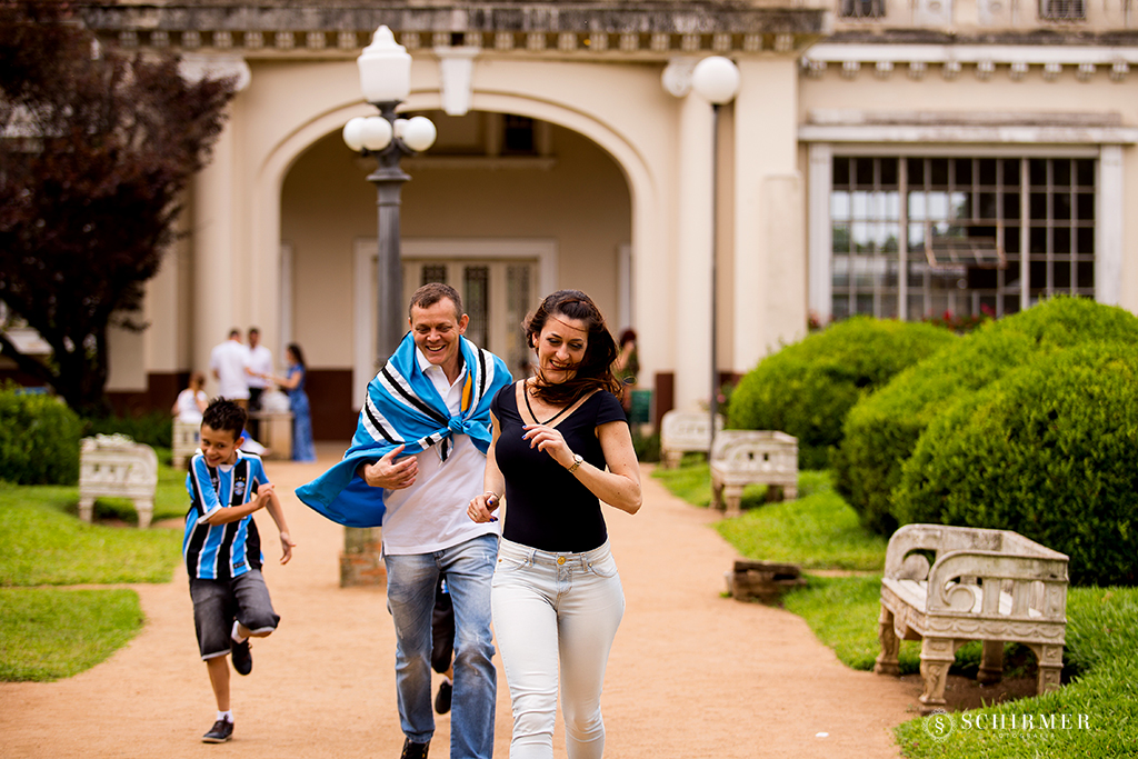 corrida no ensaio de casal entre pais e filhos em frente a casa