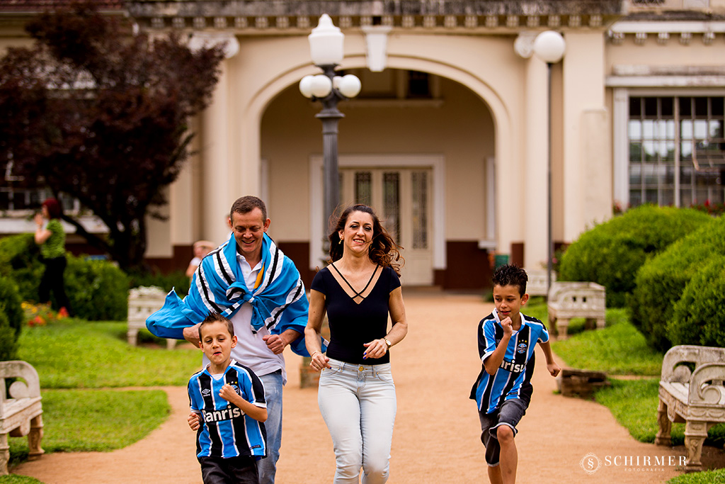 corrida no ensaio de casal entre pais e filhos em frente a casa