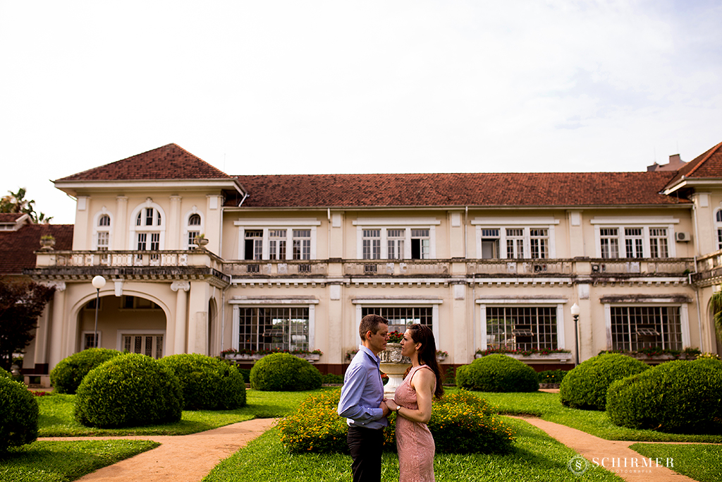 casal de mãos dadas em frente a casa antiga