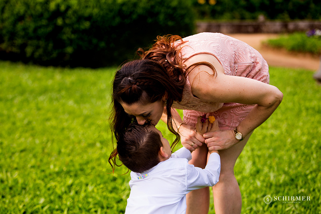 mãe beija o filho na testa