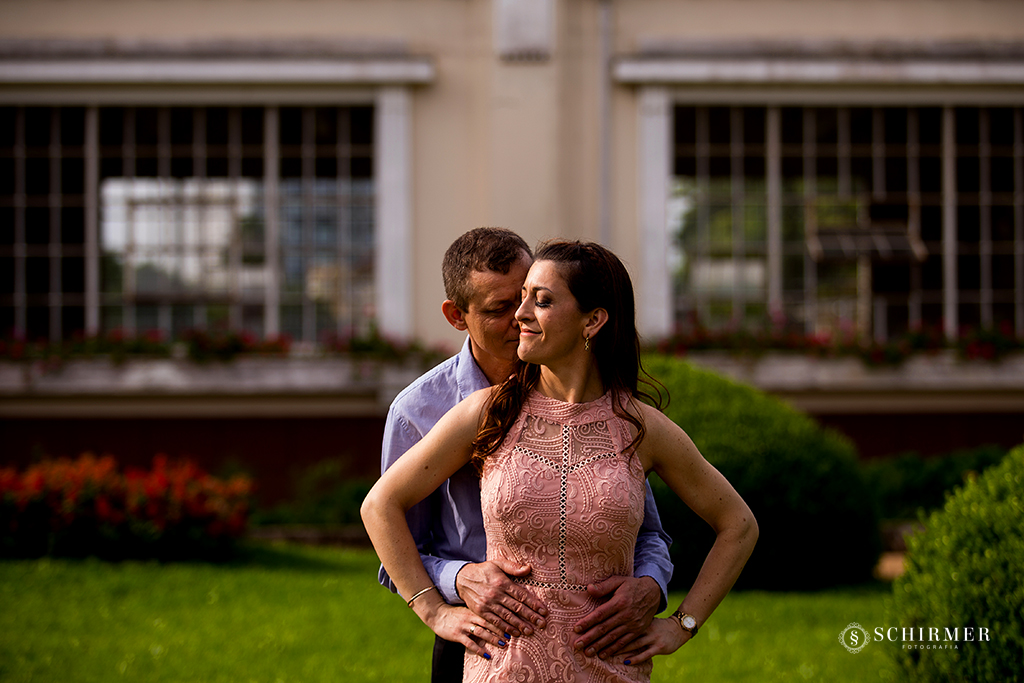 noivo edson abraça noiva andrelize em frente a casa antiga