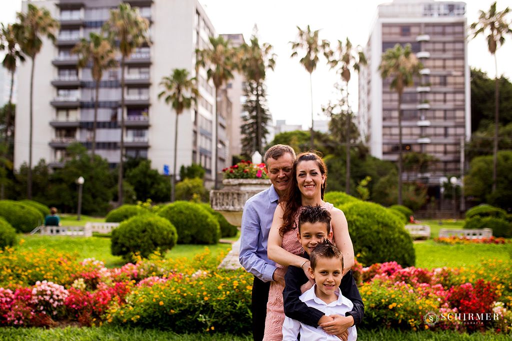 noivo edson abraça noiva andrelize em frente a casa antiga