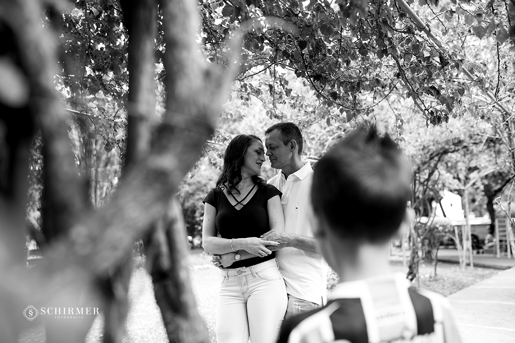 casal abraçado  porto alegre rs schirmer fotografia