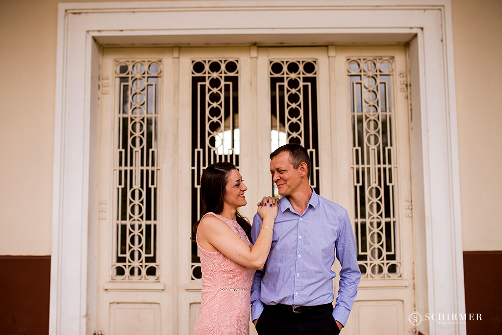 noivo edson abraça noiva andrelize em frente a casa antiga