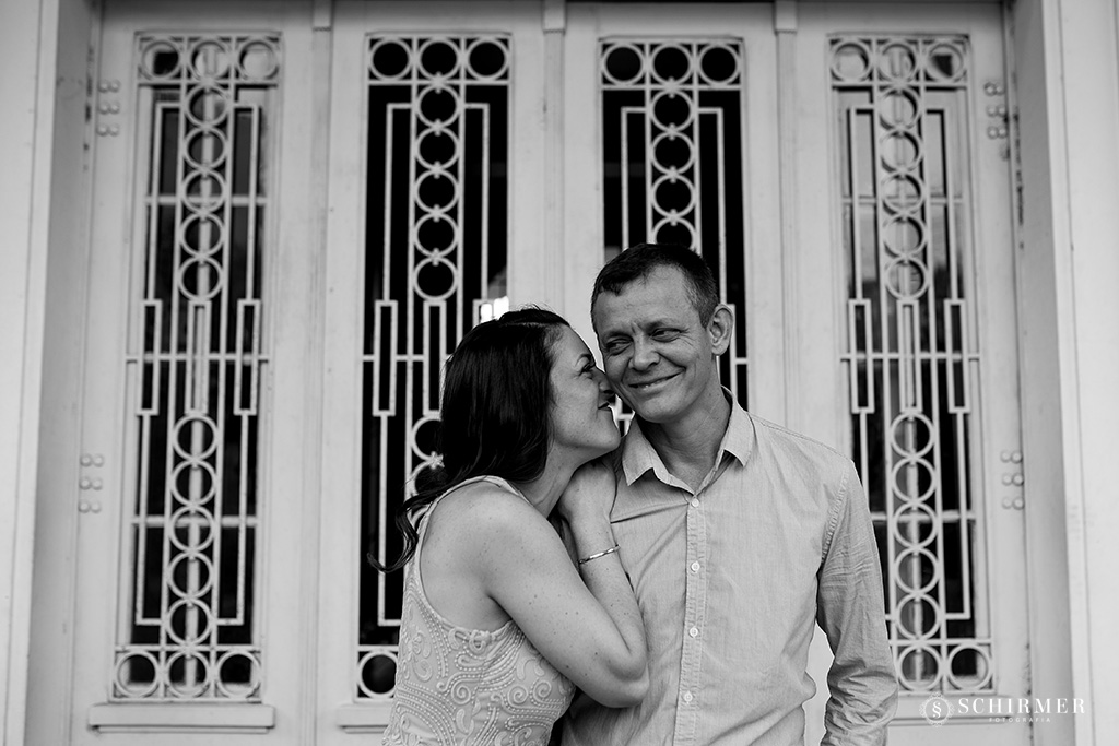 noivo edson abraça noiva andrelize em frente a casa antiga