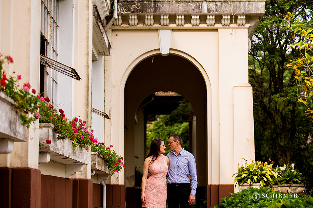 noivo edson abraça noiva andrelize em frente a casa antiga