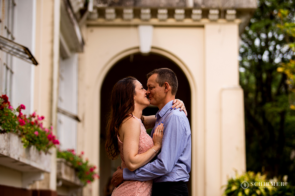 noivo edson abraça noiva andrelize em frente a casa antiga