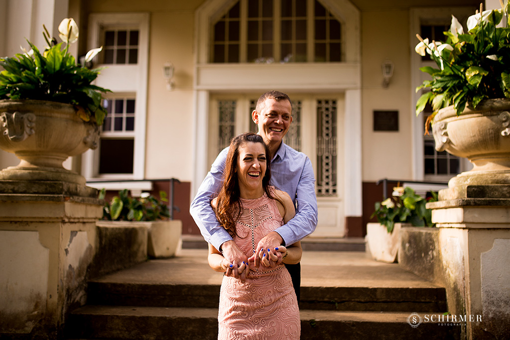 noivo edson abraça noiva andrelize em frente a casa antiga