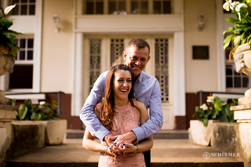 noivo edson abraça noiva andrelize em frente a casa antiga