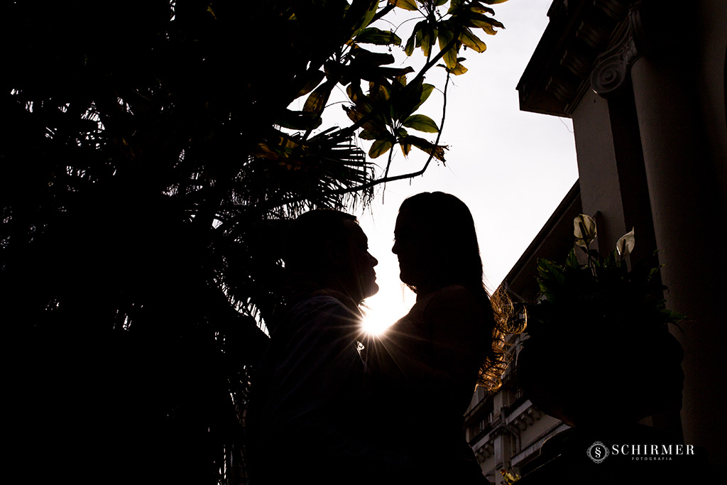 noivo edson abraça noiva andrelize em frente a casa antiga