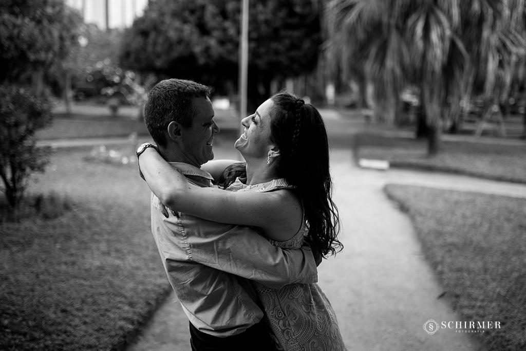 noivo edson abraça noiva andrelize em frente a casa antiga