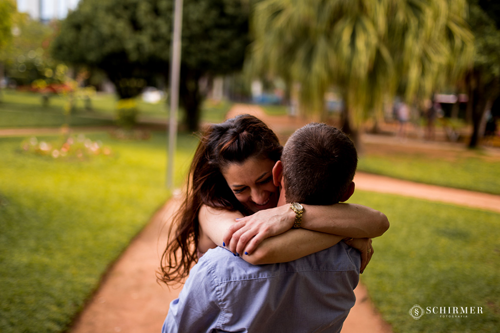 noivo edson abraça noiva andrelize em frente a casa antiga