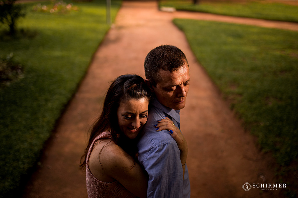 noivo edson abraça noiva andrelize em frente a casa antiga
