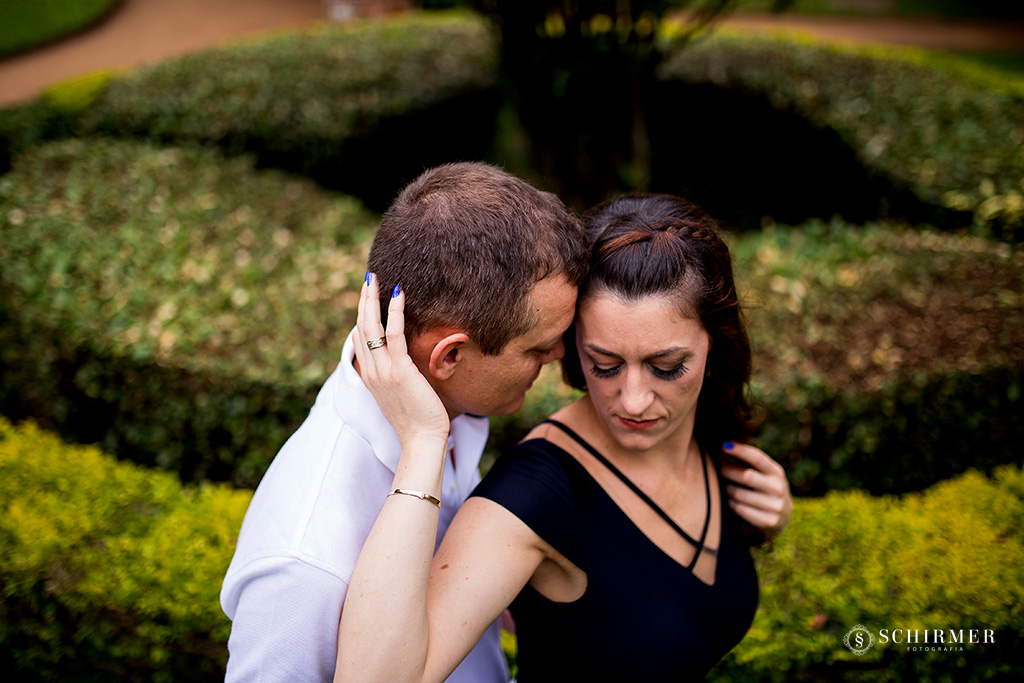 casal abraçado  porto alegre rs schirmer fotografia