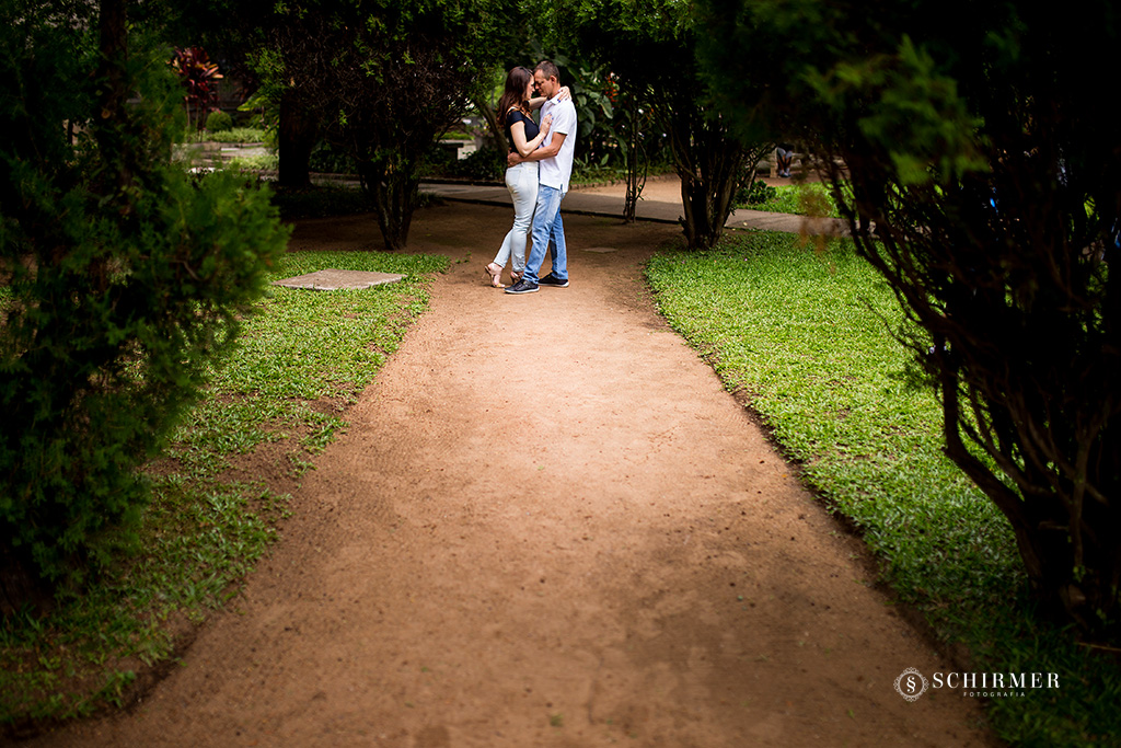 casal abraçado  porto alegre rs schirmer fotografia