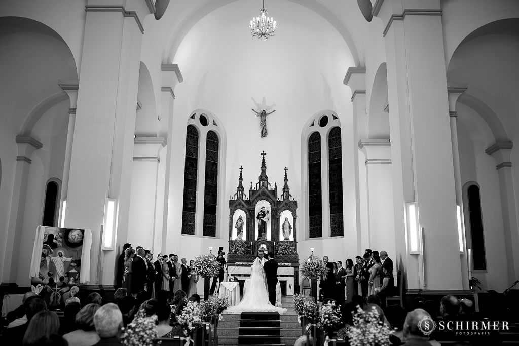 casamento porto alegre noiva andressa e jõao igreja santo antonio noivos no altar igreja lotada