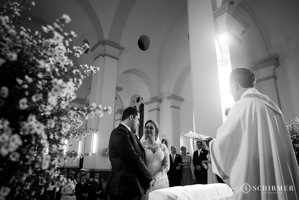 casamento porto alegre noiva andressa e jõao igreja santo antonio noivos no altar padre