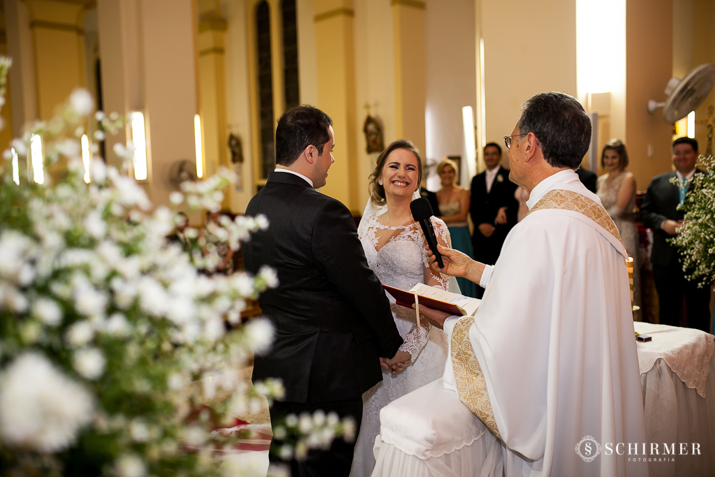 casamento porto alegre noiva andressa e jõao igreja santo antonio noivos no altar