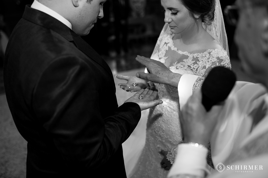 casamento porto alegre noiva andressa e jõao igreja santo antonio noivos no altar alianças