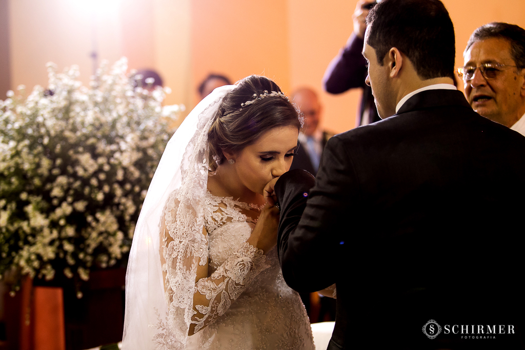 casamento porto alegre noiva andressa e jõao igreja santo antonio noivos no altar beijo