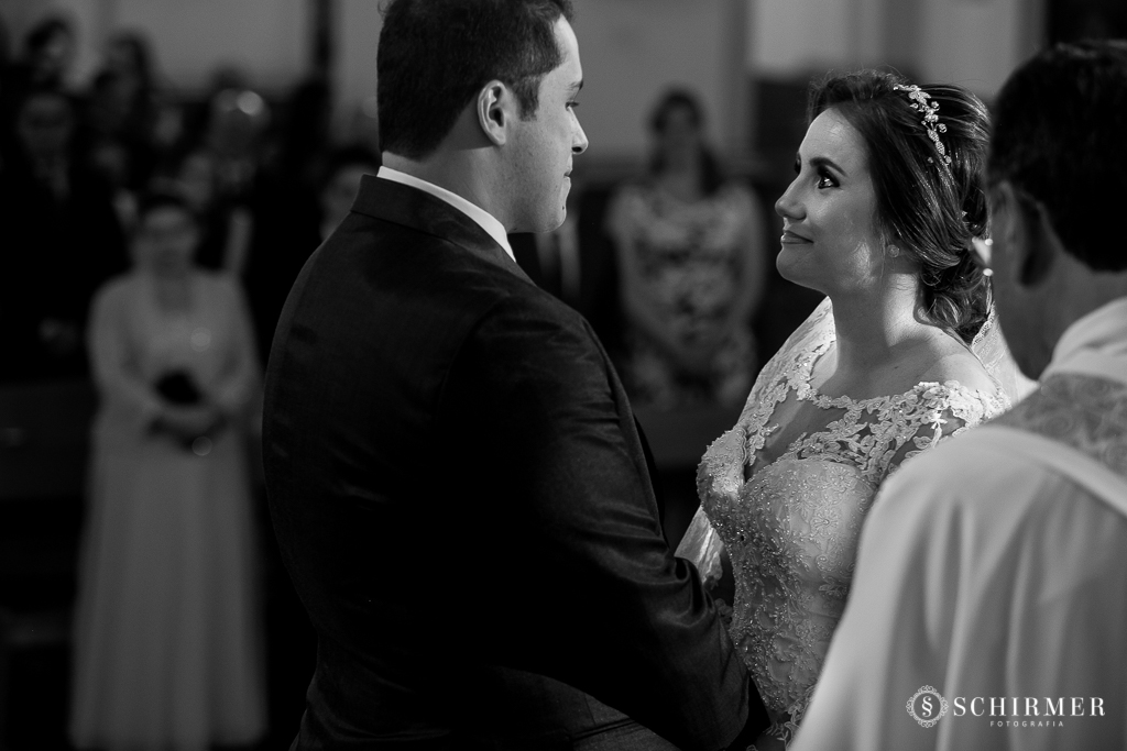 casamento porto alegre noiva andressa e jõao igreja santo antonio noivos no altar engraçado