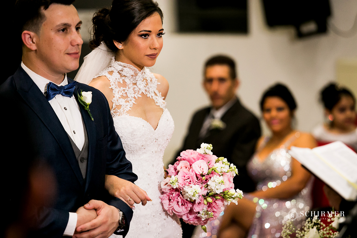 noivos no altar entrada da noiva - - schirmer fotografia - porto alegre - fotografo de casamento maycon e jana