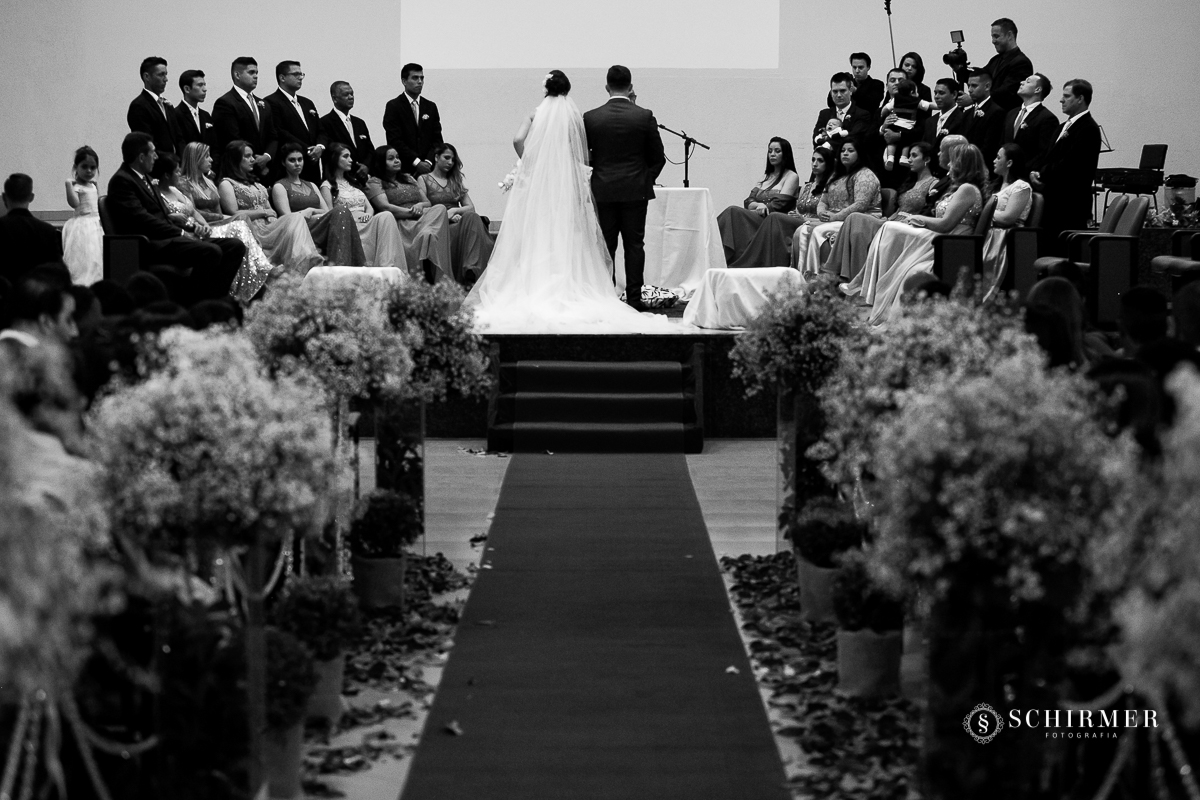 noivos no altar flores - schirmer fotografia - porto alegre - fotografo de casamento maycon e jana