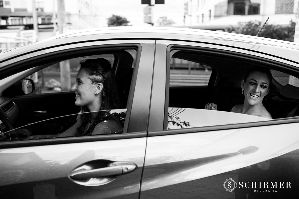 schirmer fotografia casamentos em porto alegre RS igreja paroquia são joão noiva no carro