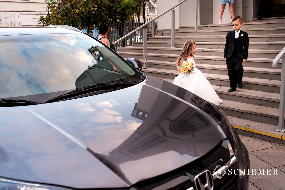 schirmer fotografia casamentos em porto alegre RS igreja paroquia são joão carro noiva pagens reflexo